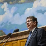 Le ministre de l'énergie Albert Rösti a présenté le premier projet devant faire suite à la loi urgente instituant un mécanisme de sauvetage pour les entreprises d'électricité d'importance systémique. KEYSTONE/PETER SCHNEIDER